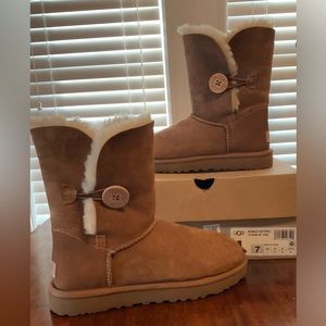 UGG Bailey Button Boot: Chestnut size 7 WMNS